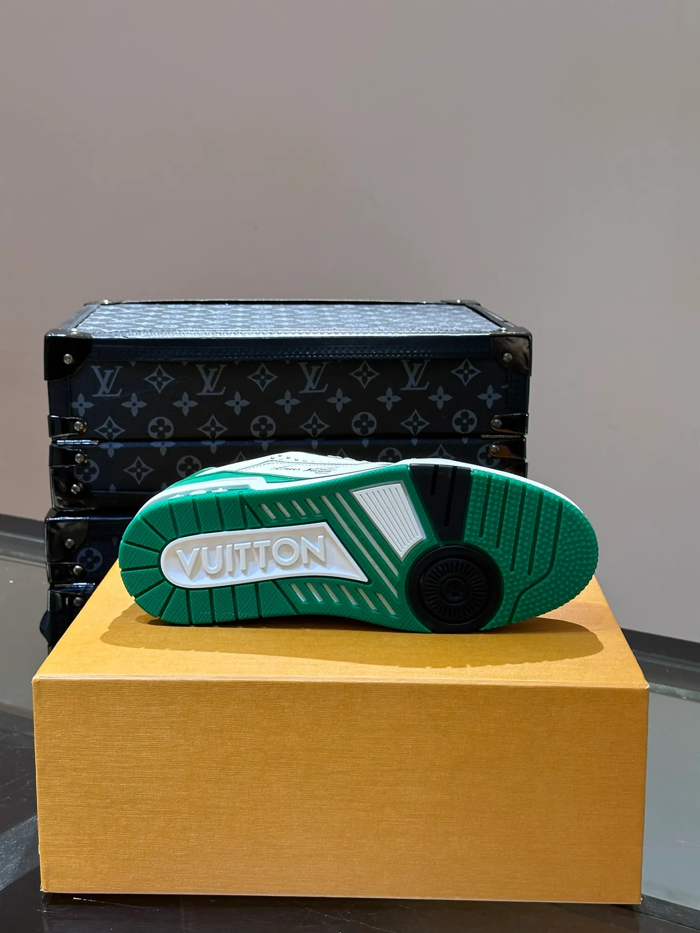LV P840 men's sneakers, new colors, this LV Trainer sneaker is made of grained calf leather in colorful tones, with rivet decoration on the upper and handwritten Louis Vuitton logo on the side, which contrasts with the western-style Vuitton logo on the rear. The original construction was designed by Virgil Abloh and is inspired by vintage basketball shoes. Continuing the complex upper, the rubber-injected rubber outsole continues the iconic elements, with LV letters on the tongue and sides, Vuitton logo on the rear, Monogram flowers on the outsole, handwritten Louis Vuitton logo on the side, and standard insoles to continue the comfort experience. Comes with original box and complete packaging. Size: 38-46.